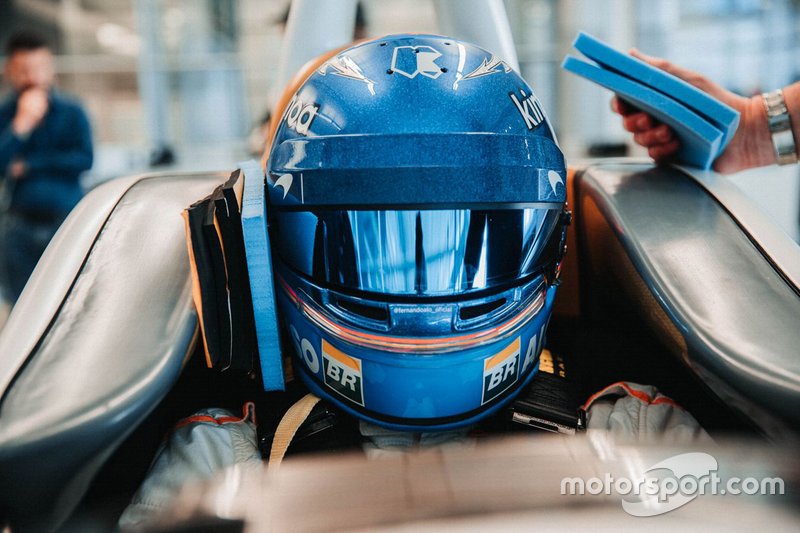 Fernando Alonso moule son baquet pour l'Indy 500