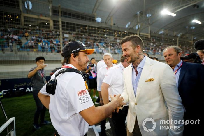 Fernando Alonso con David Beckham en la parrilla