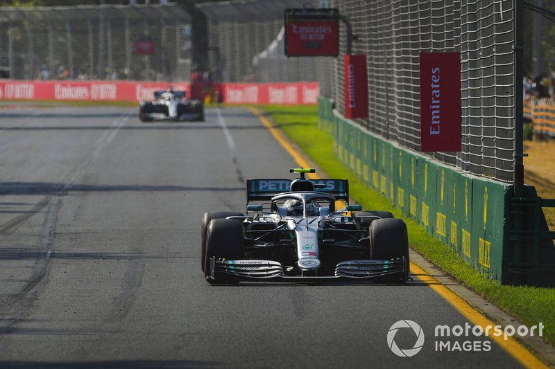 Valtteri Bottas, Mercedes AMG W10, precede Lewis Hamilton, Mercedes AMG F1 W10