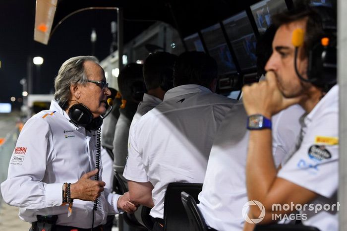 Mansour Ojjeh, copropietario, McLaren, y Fernando Alonso en la pared del foso de McLaren durante la Calificación