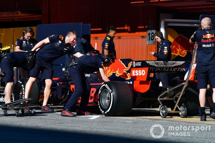 Pierre Gasly, Red Bull Racing RB15, pit stop