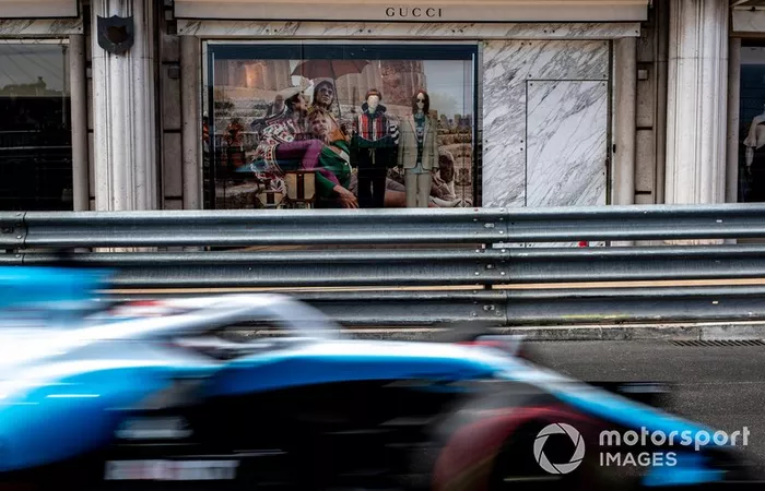 George Russell, Williams Racing FW42, Gucci shop