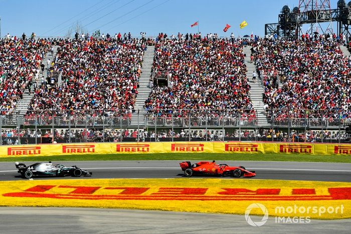 Sebastian Vettel, Ferrari SF90, lidera por delante de Lewis Hamilton, Mercedes AMG F1 W10