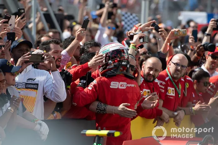 Charles Leclerc, Ferrari, 3° classificato, festeggia nel parco chiuso con il suo team
