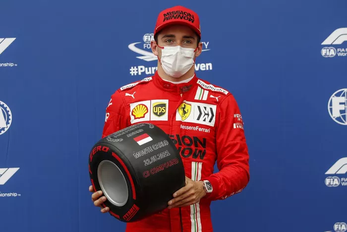 Charles Leclerc, Ferrari, con el premio Pirelli Pole Position