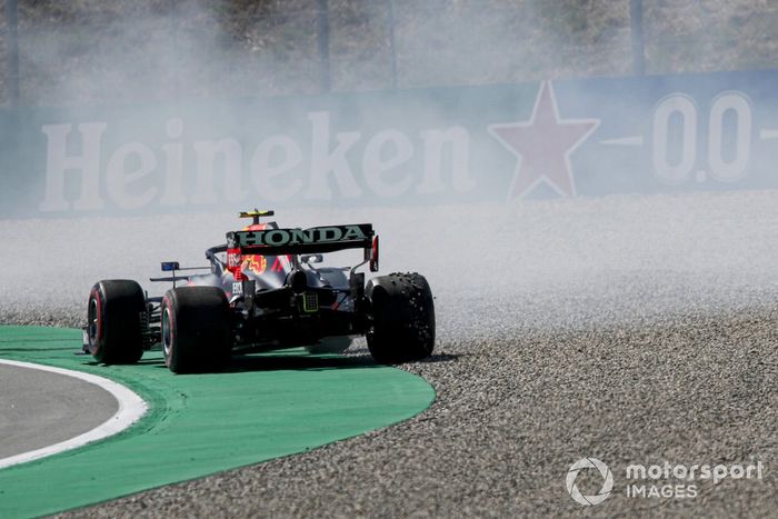 Sergio Pérez, Red Bull Racing RB16B hace un trompo durante la clasificación