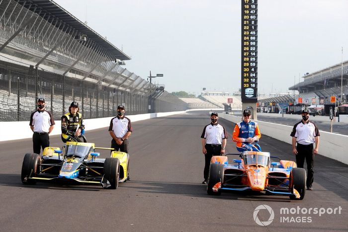 Los pilotos de la primera fila, Scott Dixon (ganador de la pole), de Chip Ganassi Racing Honda, y Colton Herta, de Andretti Autosport Honda, posan para las fotos con el personal de ingeniería de Honda