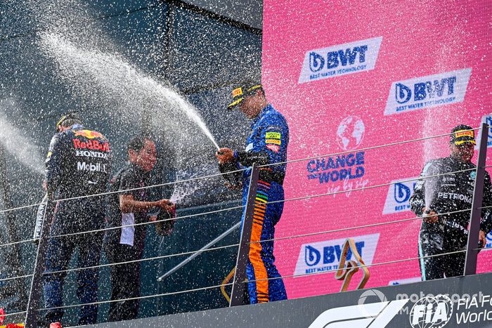 Podio: segundo lugar Valtteri Bottas, Mercedes, Toyoharu Tanabe, Director técnico F1 Honda, ganador Max Verstappen, Red Bull Racing , tercer lugar Lando Norris, McLaren