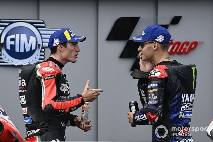 Segundo lugar Fabio Quartararo, Yamaha Factory Racing, tercero Aleix Espargaró, Aprilia Racing Team Gresini 