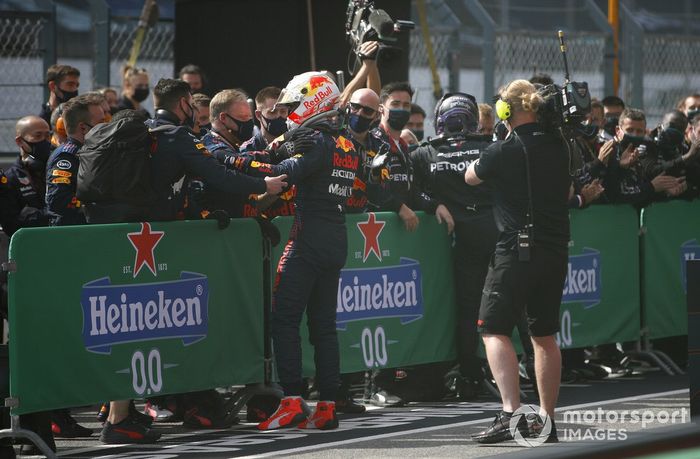 Segundo lugar Max Verstappen, Red Bull Racing, celebra con el equipo en Parc Ferme