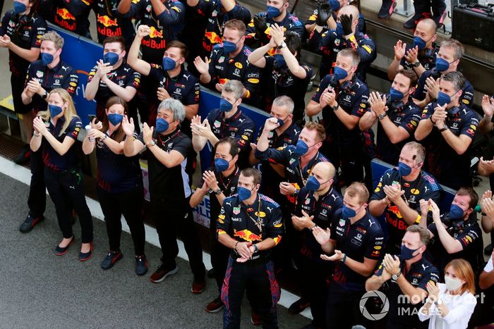 El equipo Red Bull anima a su piloto Max Verstappen, Red Bull Racing, 1ª posición, en el podio