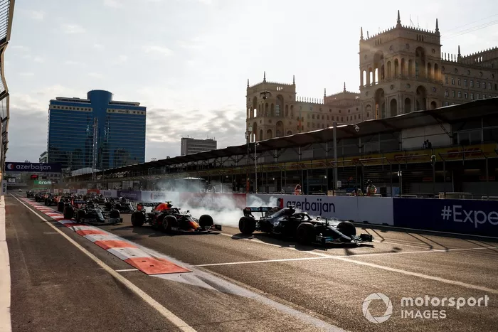 Lewis Hamilton, Mercedes W12 e Sergio Perez, Red Bull Racing RB16B alla ripartenza della gara