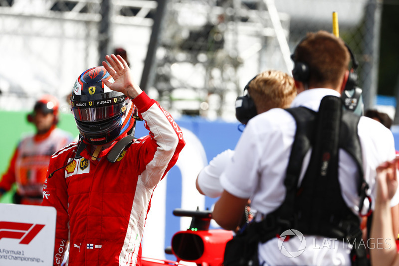 Il polesitter Kimi Raikkonen, Ferrari, festeggia