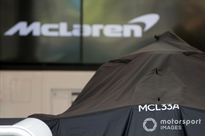 Una McLaren MCL33 coperta nel garage