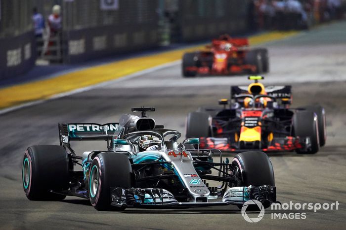 Lewis Hamilton, Mercedes AMG F1 W09 EQ Power+, por delante de Max Verstappen, Red Bull Racing RB14