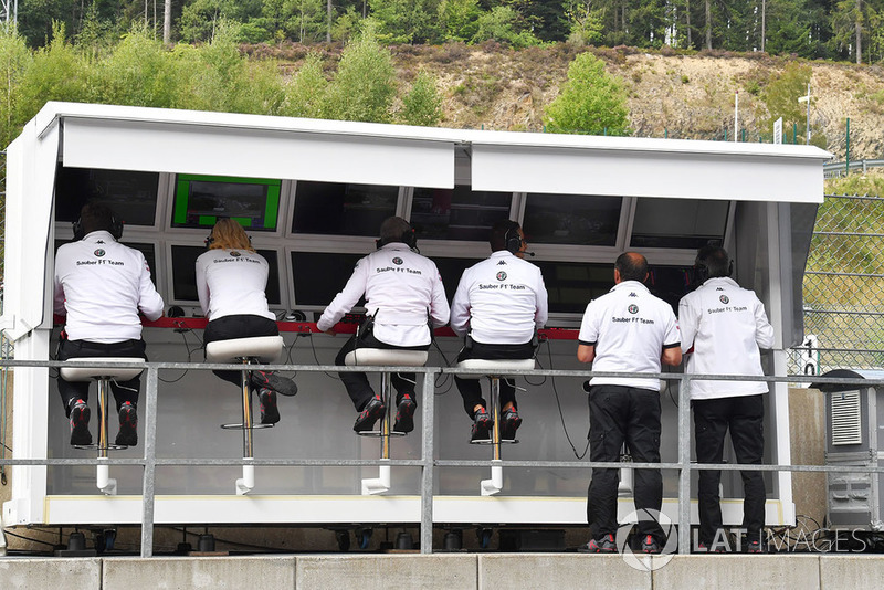 Sauber pit wall gantry