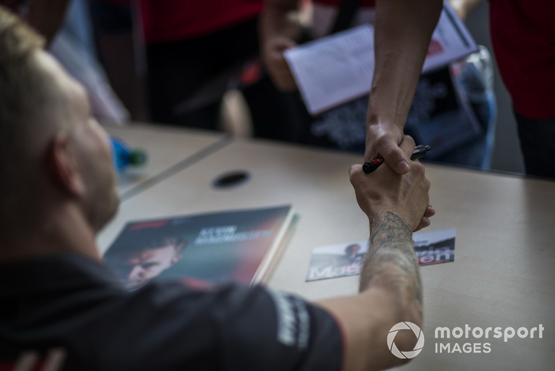 Kevin Magnussen, Haas F1 Team firma autógrafos