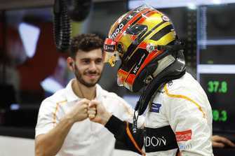 Stoffel Vandoorne, McLaren bereidt zich voor met een techneut
