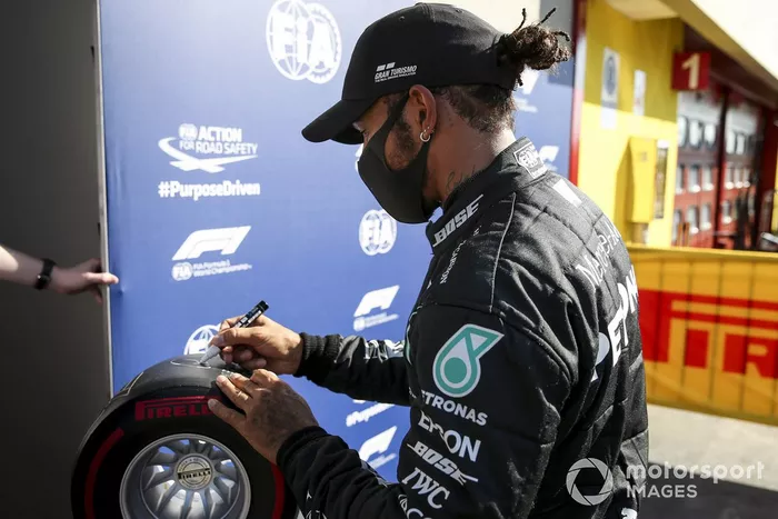 Ganador de la pole position Lewis Hamilton, Mercedes-AMG F1 con el premio Pirelli pole position