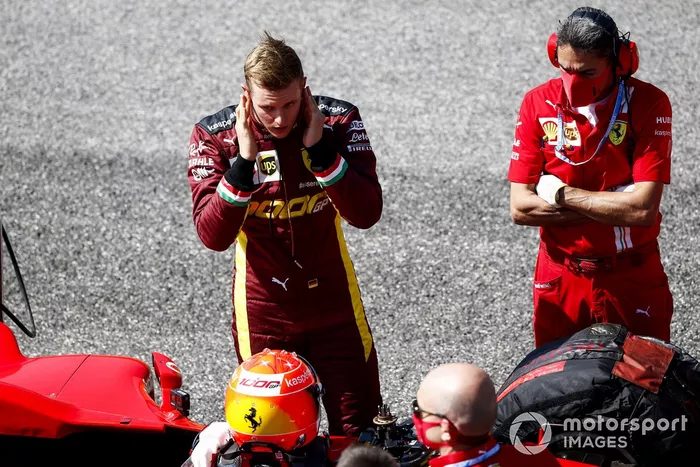 Mick Schumacher se prepara para conducir el Ferrari F2004