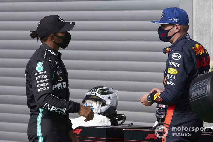Ganador de la pole Lewis Hamilton, Mercedes-AMG Petronas F1, Max Verstappen, Red Bull Racing, en Parc Ferme