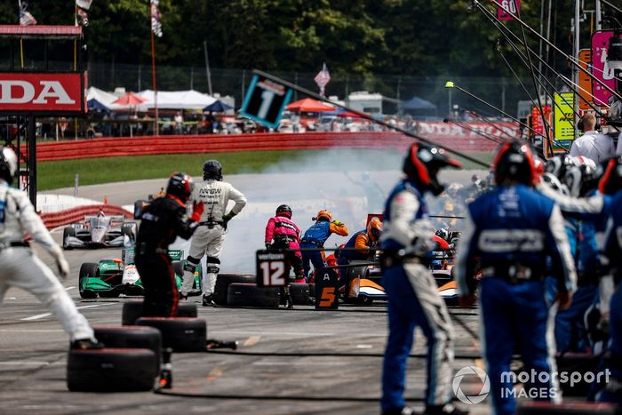 Patricio O'Ward, Arrow McLaren SP Chevrolet, Colton Herta, Andretti Harding Steinbrenner Autosport Honda, pit stop