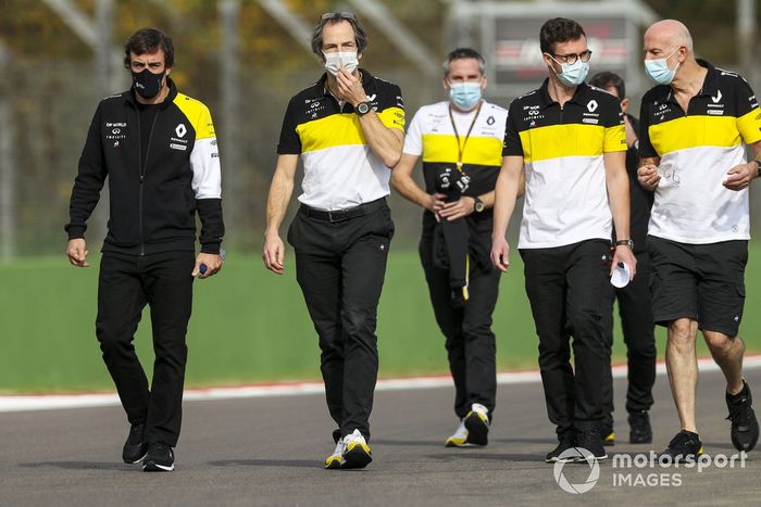 Fernando Alonso, Renault F1 Team, recorre el circuito de Imola