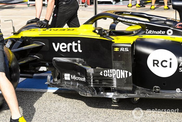 Los mecánicos trabajan en el Renault F1 Team R.S.20