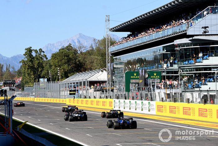 Lewis Hamilton, Mercedes W13, Sergio Pérez, Red Bull Racing RB18, Pierre Gasly, AlphaTauri AT03, Lando Norris, McLaren MCL36, Nyck de Vries, Williams FW44, cruzan la meta con bandera amarilla