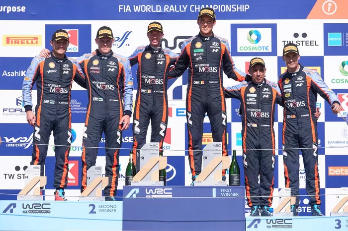 Podio: ganadores Thierry Neuville, Martijn Wydaeghe, Hyundai World Rally Team Hyundai i20 N Rally1, segundo lugar Ott Tanak, Martin Jarveoja, Hyundai World Rally Team Hyundai i20 N Rally1, tercer lugar Dani Sordo, Candido Carrera, Hyundai World Rally Team Hyundai i20 N Rally1.