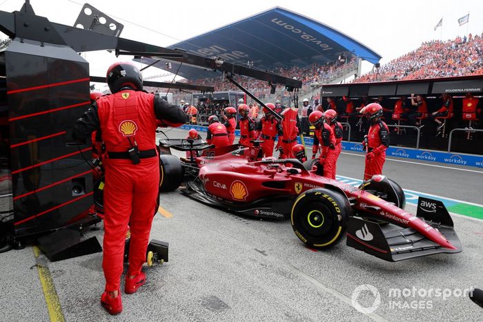 Charles Leclerc, Ferrari F1-75, sale de su box tras una parada