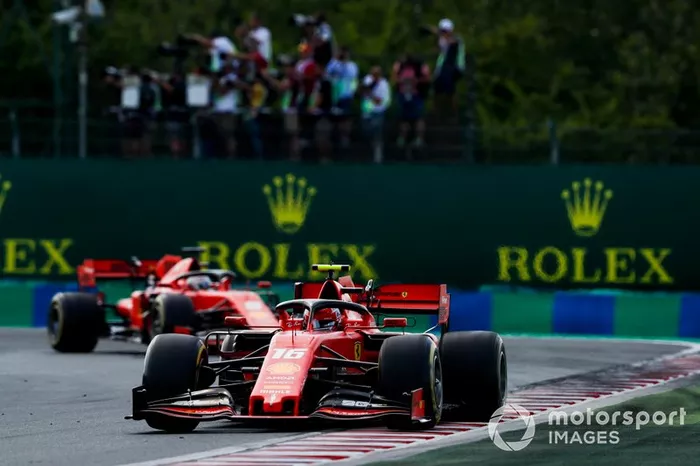 Charles Leclerc, Ferrari SF90, precede Sebastian Vettel, Ferrari SF90