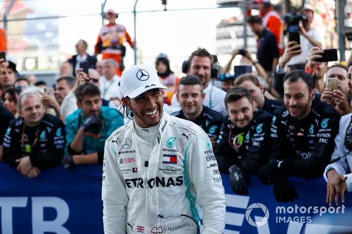 Ganador de la carrera Lewis Hamilton, Mercedes AMG F1, celebra en parc ferme