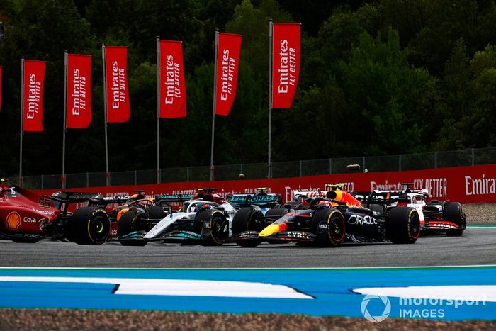 Sergio Pérez, Red Bull Racing RB18, George Russell, Mercedes W13, Kevin Magnussen, Haas VF-22, Lewis Hamilton, Mercedes W13