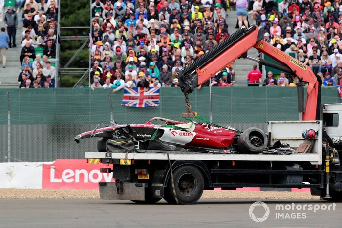 Los oficiales de pista retiran el coche dañado de Zhou Guanyu, Alfa Romeo C42