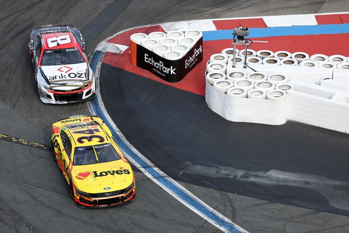 Todd Gilliland, Front Row Motorsports Ford, Kyle Busch, Richard Childress Racing Chevrolet
