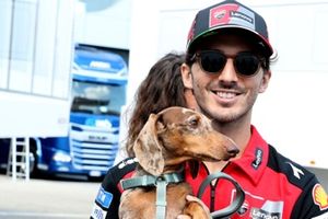 Francesco Bagnaia, del equipo Ducati, con su perro