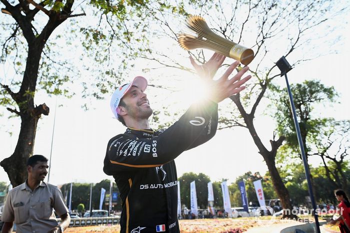 Jean-Eric Vergne, DS Penske, celebra su victoria en el ePrix de Hyderabad con su trofeo