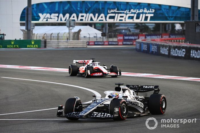 Pierre Gasly, AlphaTauri AT03, Kevin Magnussen, Haas VF-22
