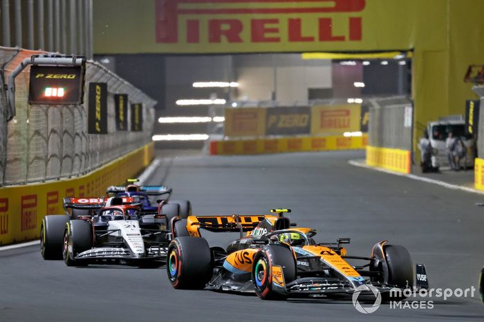 Lando Norris, McLaren MCL60, Nyck de Vries, AlphaTauri AT04, Logan Sargeant, Williams FW45