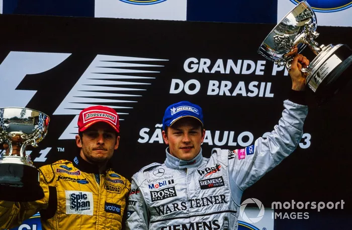 Kimi Räikkönen, 1º, y Giancarlo Fisichella, 2º, en el podio.