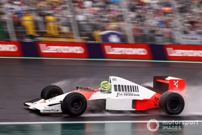 Lewis Hamilton conduce el McLaren MP4/5B de Ayrton Senna