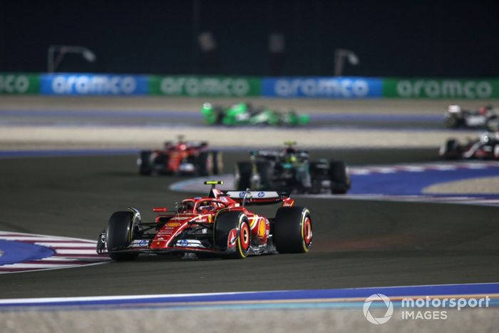 Carlos Sainz, Ferrari SF-24, Lewis Hamilton, Mercedes F1 W15, Charles Leclerc, Ferrari SF-24