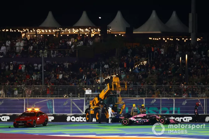 Una grúa retira el coche de Esteban Ocon, Alpine A524 