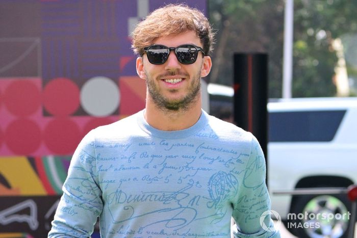 Pierre Gasly, Alpine F1 Teamcon una caléndula mexicana en la mano