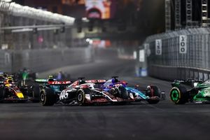 Kevin Magnussen, Haas VF-24 lucha con Liam Lawson, VCARB 01