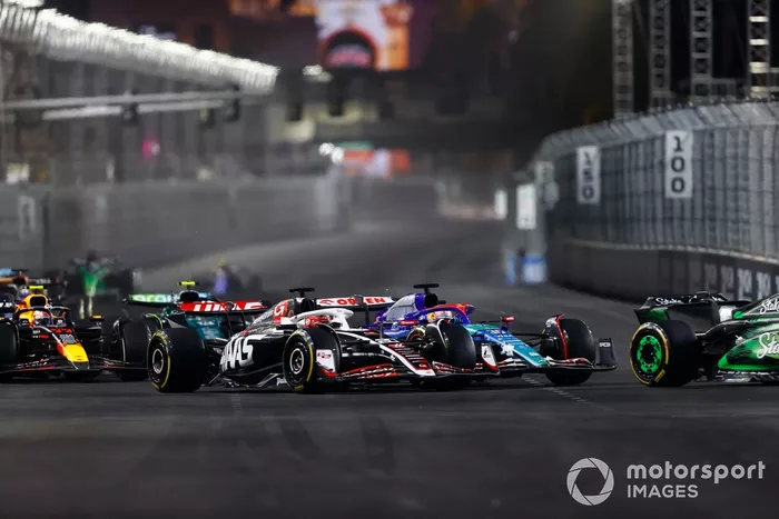 Kevin Magnussen, Haas VF-24 lucha con Liam Lawson, VCARB 01 
