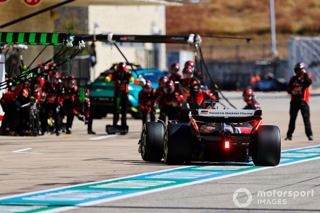 Kevin Magnussen, Haas VF-24, hace una parada en boxes
