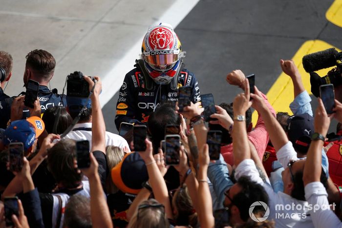 Max Verstappen, Red Bull Racing, 1ª posición, lo celebra con su equipo a su llegada al Parc Ferme