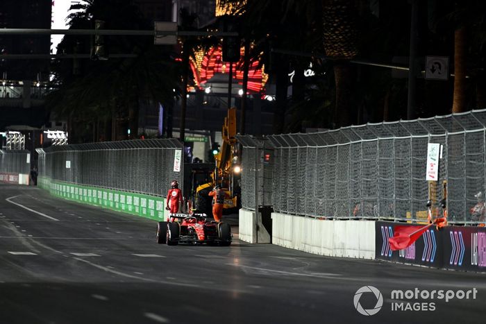 Los comisarios retiran el coche de Carlos Sainz, Ferrari SF-23, del circuito